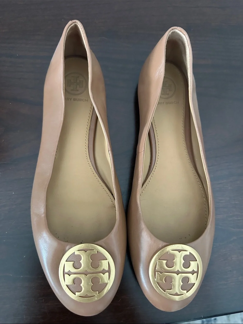 Tory Burch Leather Ballet Flats with Gold Logo in Tan